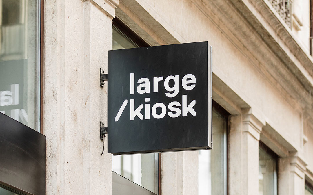 Un chien à la librairie Large/Kiosk?